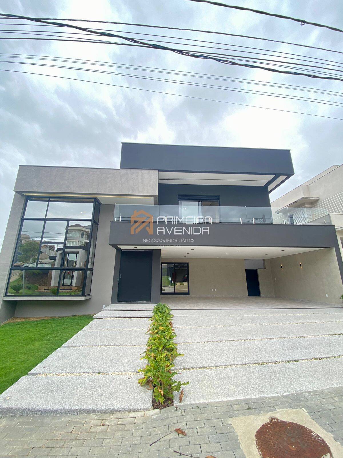 Sobrado 422m² - 4 Suítes com varanda Cond. Residencial Jaguary - Urbanova