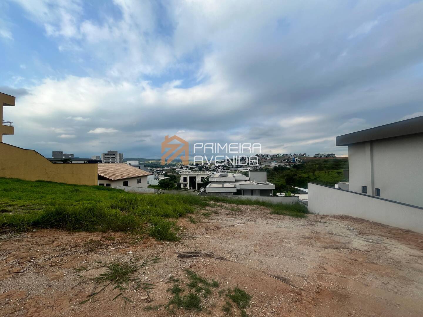 Terreno declive 450m² no Condomínio Mônaco - Urbanova