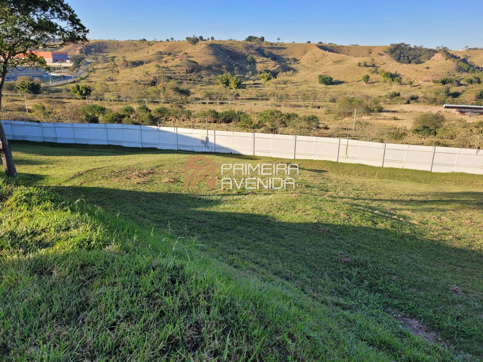 Terreno declive com 1.000m² - Condomínio Mirante do Vale