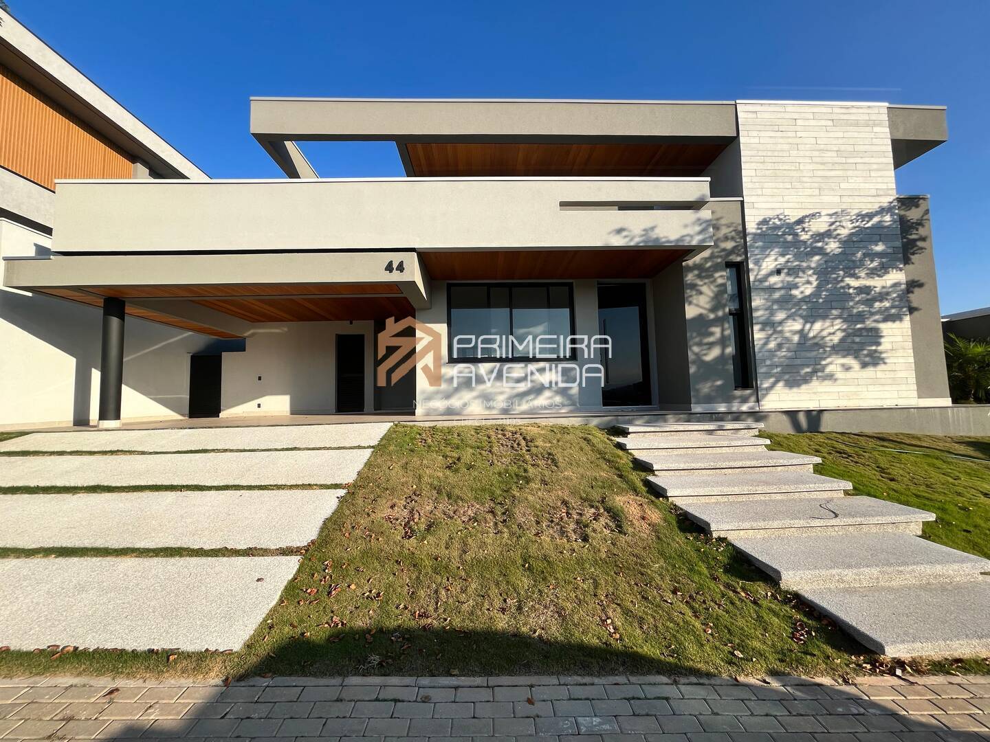 Casa térrea 300m² - 4 suítes / 1 master - Cond. Colinas Paratehy Norte