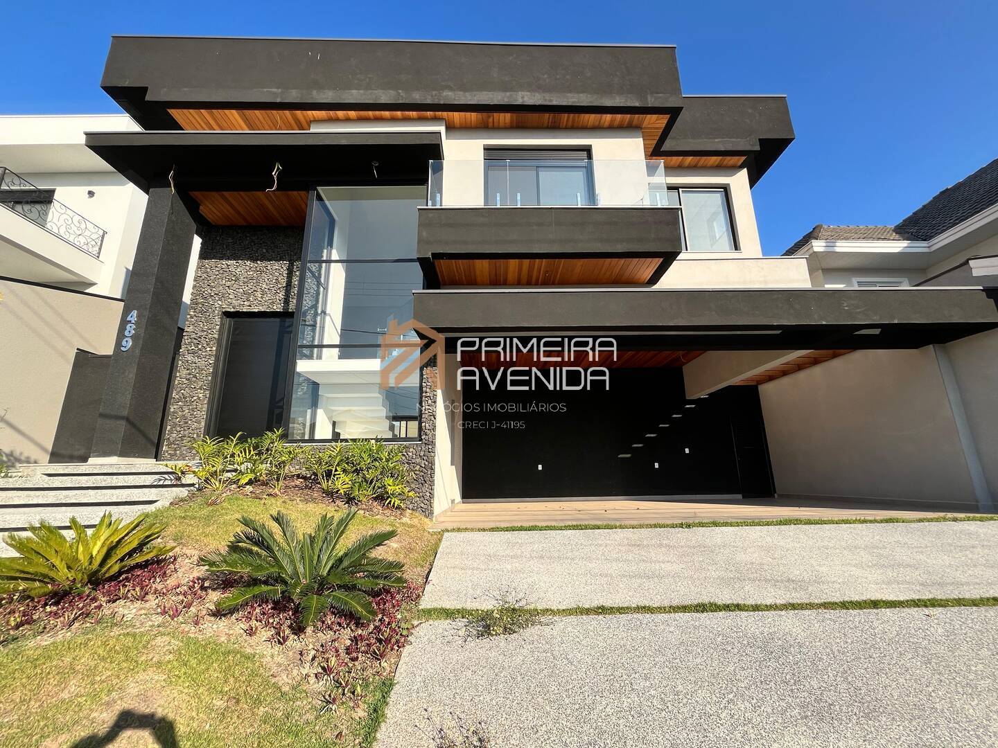 Casa Térrea 350m² - 4 suítes / 1 master - Condominio Jaguary