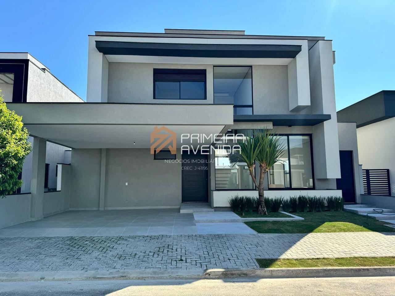 Sobrado 273m² - 4 suítes - Piscina - Condomínio Aruanã