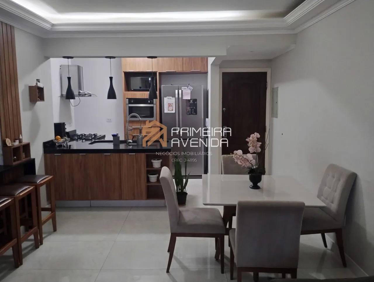 Apartamento de 90m² - 4 dorms. - 2 banheiros - 1 vaga - Varanda - Centro
