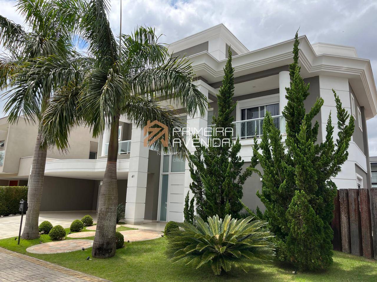 Sobrado 375m² - 5 Suítes - Condomínio Jardim do Golfe 3