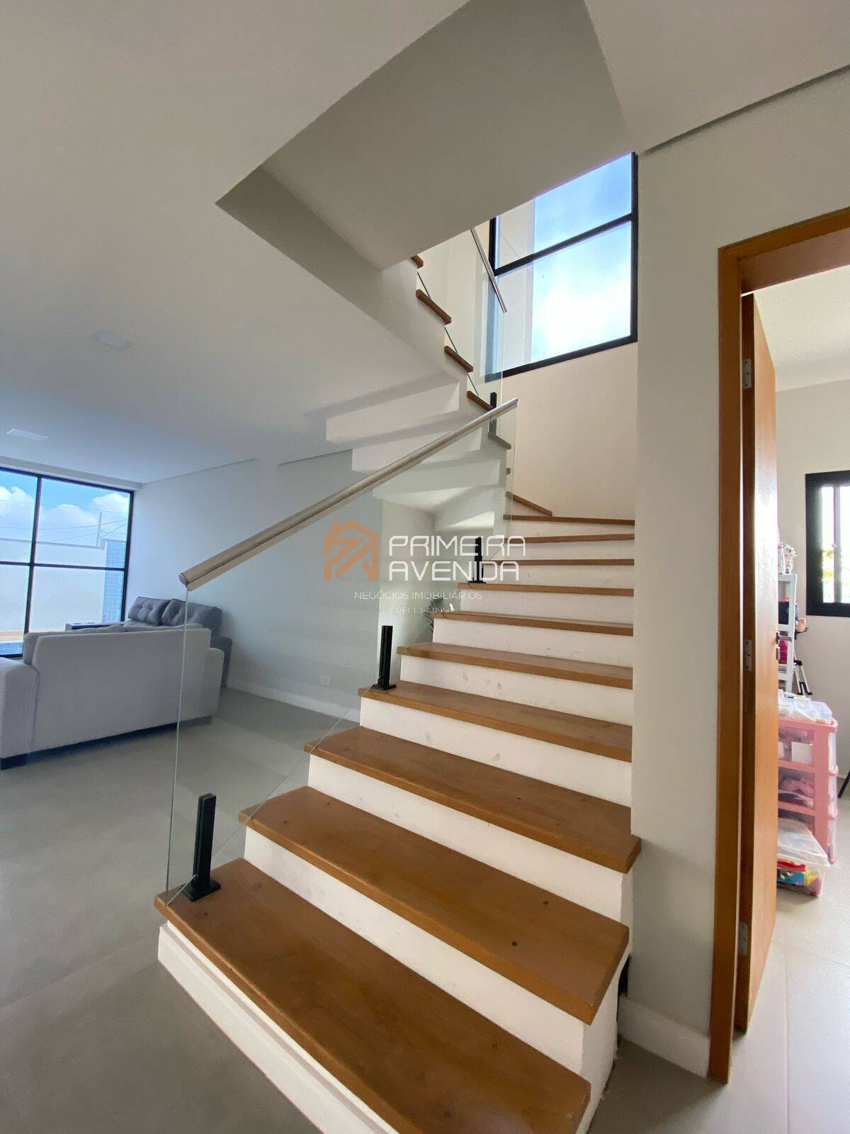 Sobrado 311m² - 3 suítes - Condomínio Ruda