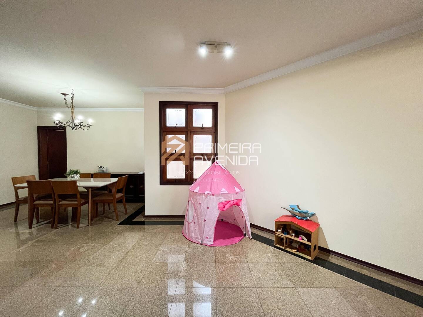 Casa à venda com 4 quartos, 340m² - Foto 2