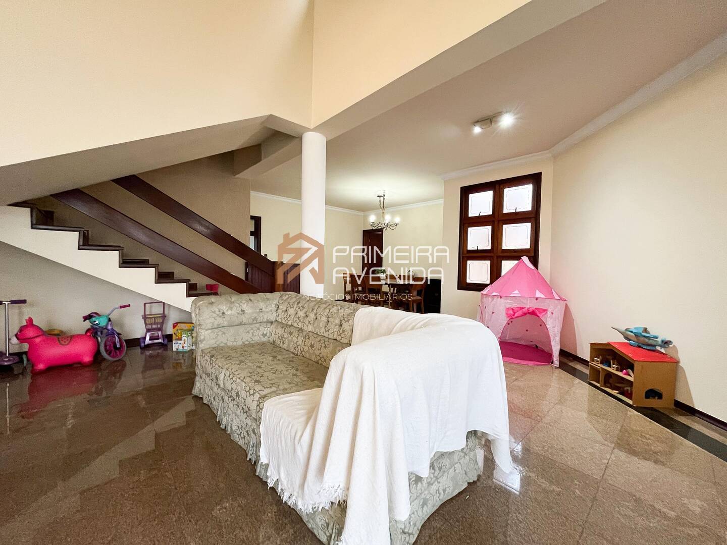 Casa à venda com 4 quartos, 340m² - Foto 1